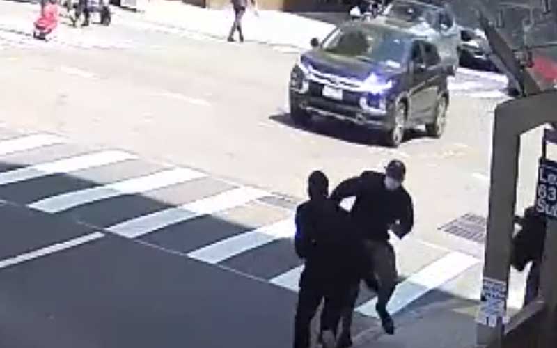 29-Year-Old Man Slashed Multiple Times in Broad Daylight in Manhattan As People Walked By