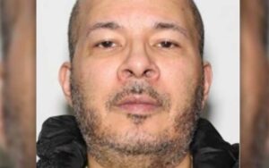 Man who shot woman and her neighbor being sought in queens