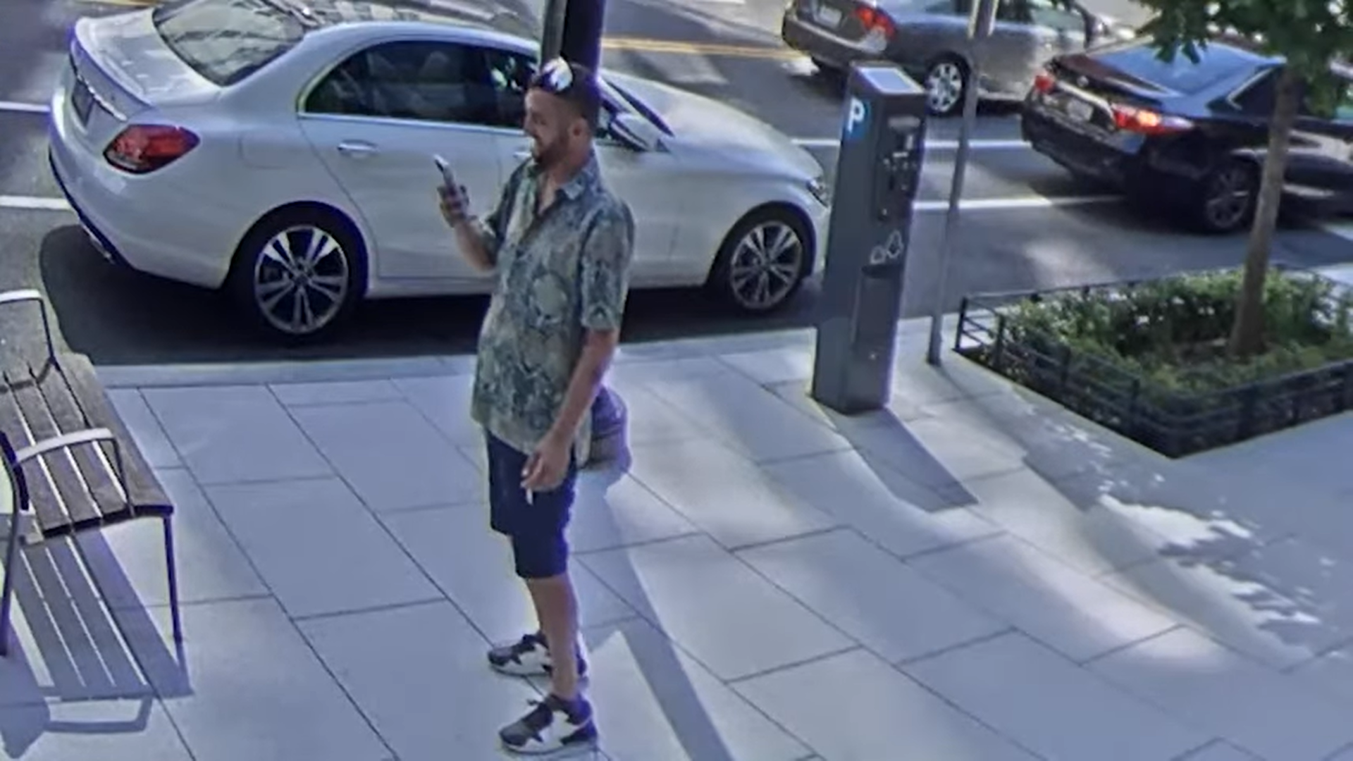 D.C. Police Search For Purse Snatchers Who Fraudulently Used Stolen Credit Card