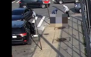 Victim beaten, pistol whipped and robbed in broad daylight in manhattan