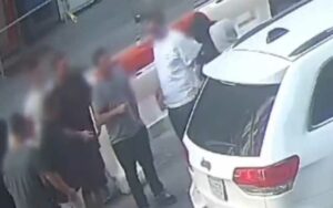 Armed gunmen steal $186,000 in jewelry in broad daylight manhattan street robbery