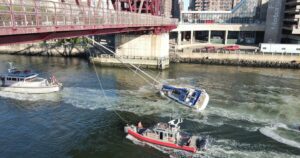 Sailboat gets stuck under roosevelt island bridge in queens
