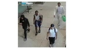Man assaulted by group on e train in queens
