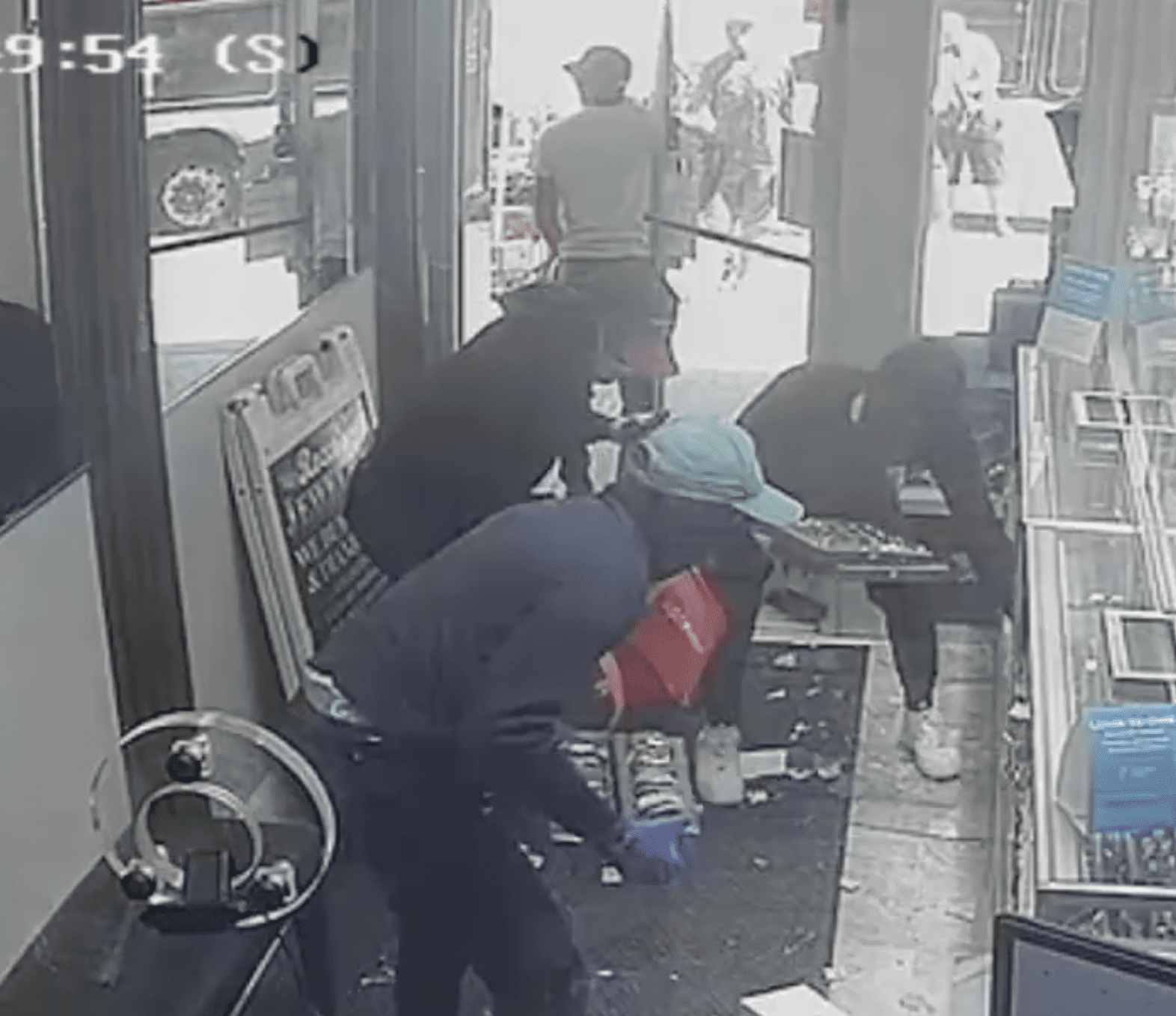 Three Men Rob Jewelry Store in the Bronx