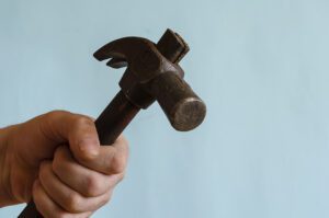 Glen burnie man charged for trying to break into apartment with hammer