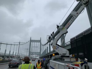 Man rescued from atop new york city bridge