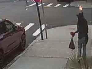 Nyc police searching for gunman who fired shot in staten island