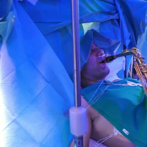 Man plays saxophone while undergoing brain surgery. Photo by paideia hospital