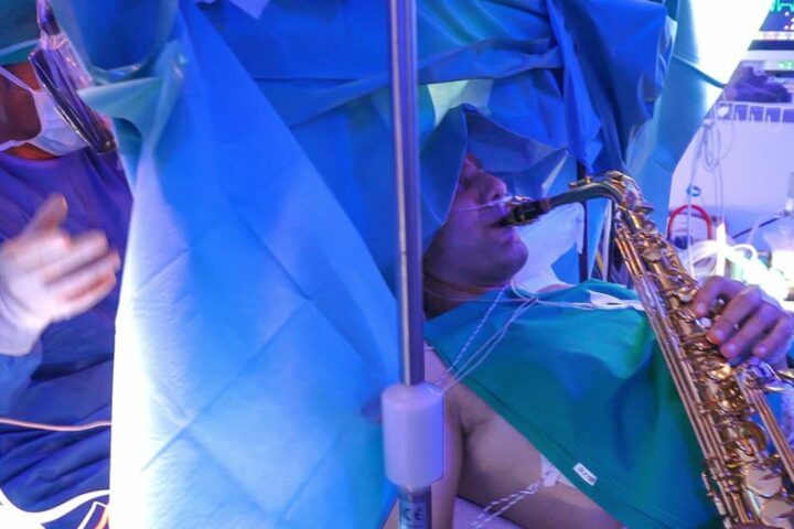Man plays saxophone while undergoing brain surgery. Photo by Paideia Hospital