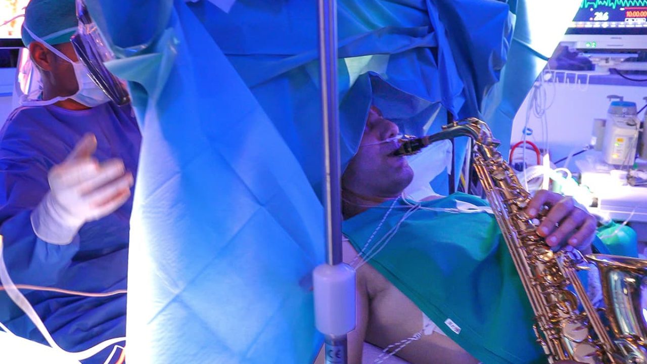 Man plays saxophone while undergoing brain surgery. Photo by Paideia Hospital