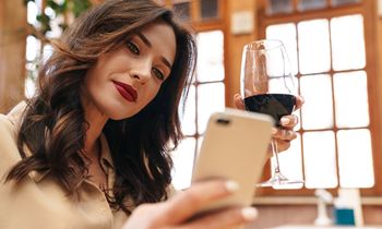 Free App Combivino Pairs 900 Types of Wine and Over 70 Types of Craft Beer With 2,000 Recipes