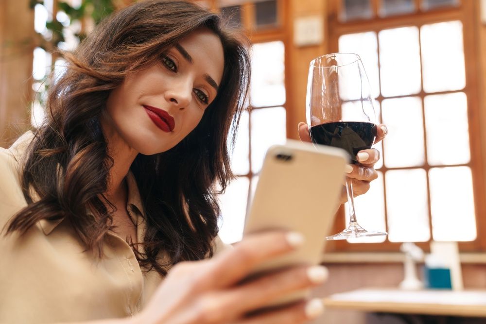 Free App Combivino Pairs 900 Types of Wine and Over 70 Types of Craft Beer With 2,000 Recipes
