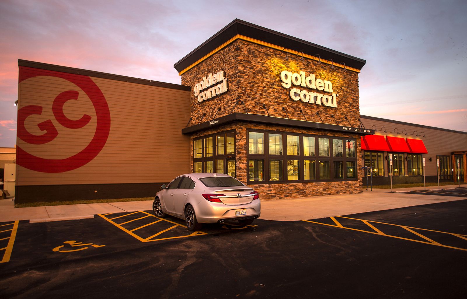 Golden Corral Celebrates Grand Reopening in Lake Charles