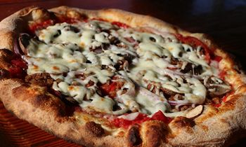 Smokin’ Oak Wood-Fired Pizza & Taproom Shakes Up the Pizza Franchising Industry