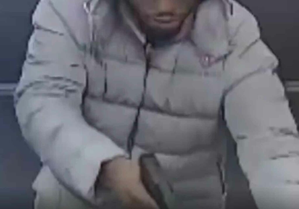 NYPD seeking brazen armed robber in Coney Island