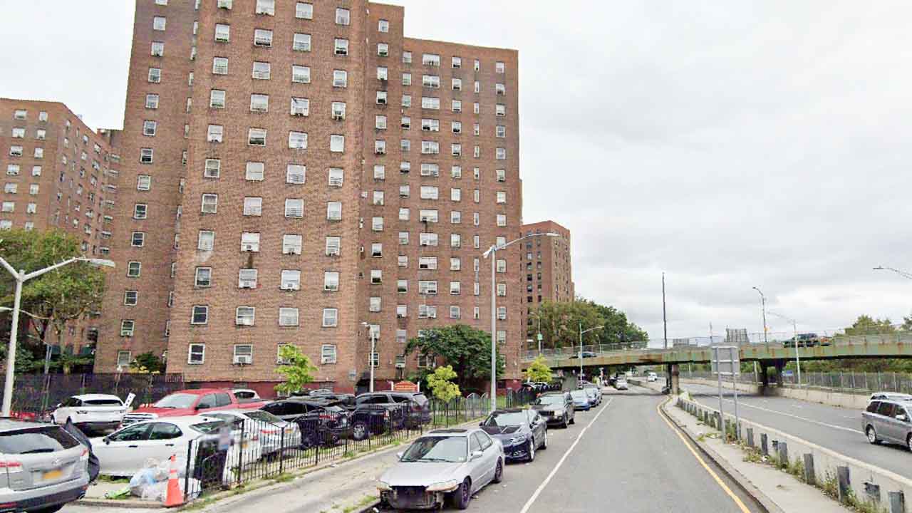 Police seeking suspect who shot woman inside Harlem apartment building