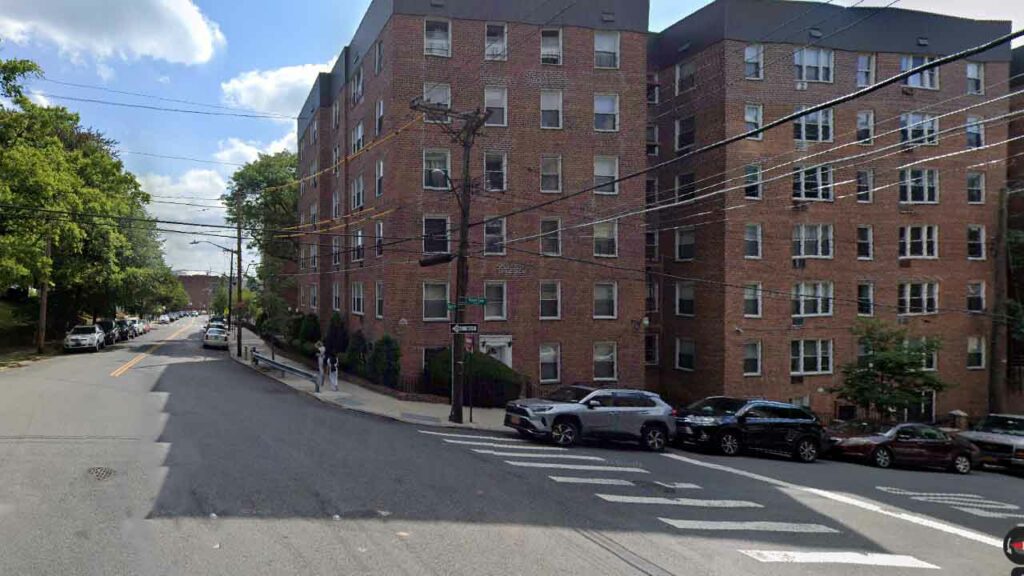 Woman, daughter beaten and robbed by group of female muggers in staten island - photo licensed by shore news network.