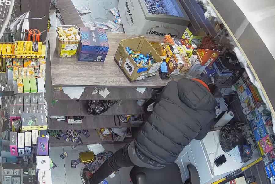 Brooklyn smoke shop robbed, employee, assaulted by hammer-wielding suspect