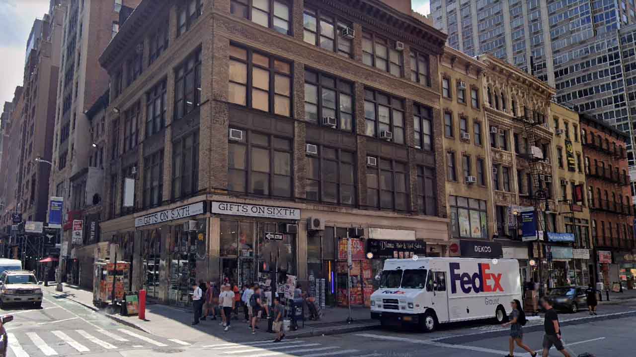 Manhattan newsstand worker assaulted and robbed