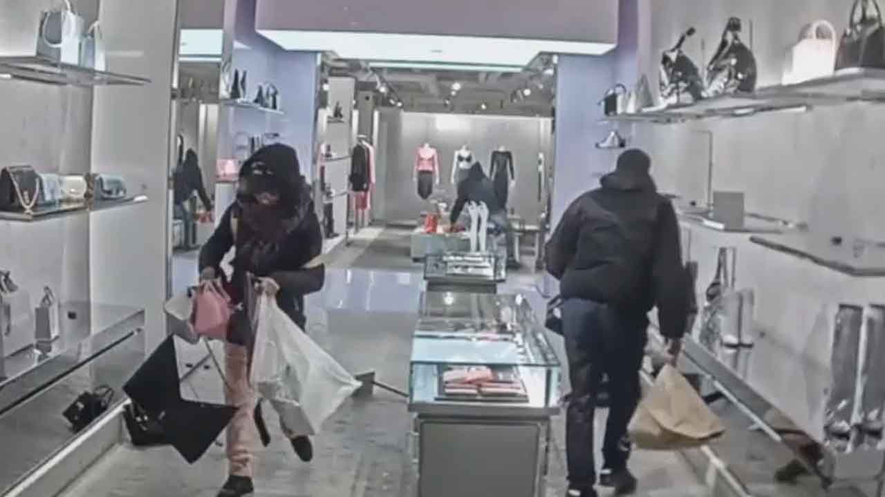 NYPD searching for smash and grab robbers at Soho retailer