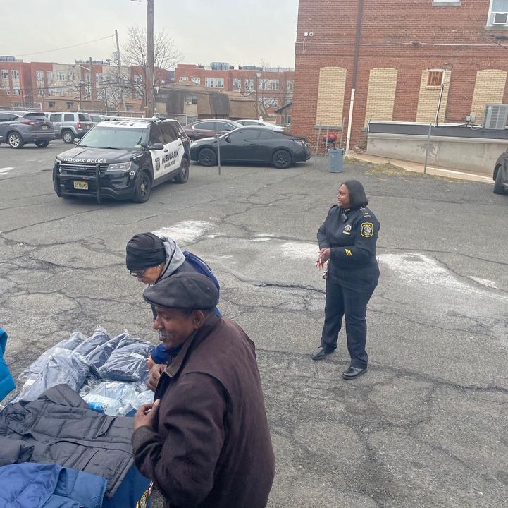 Feeding the community, Newark police officer pop-up food giveaway