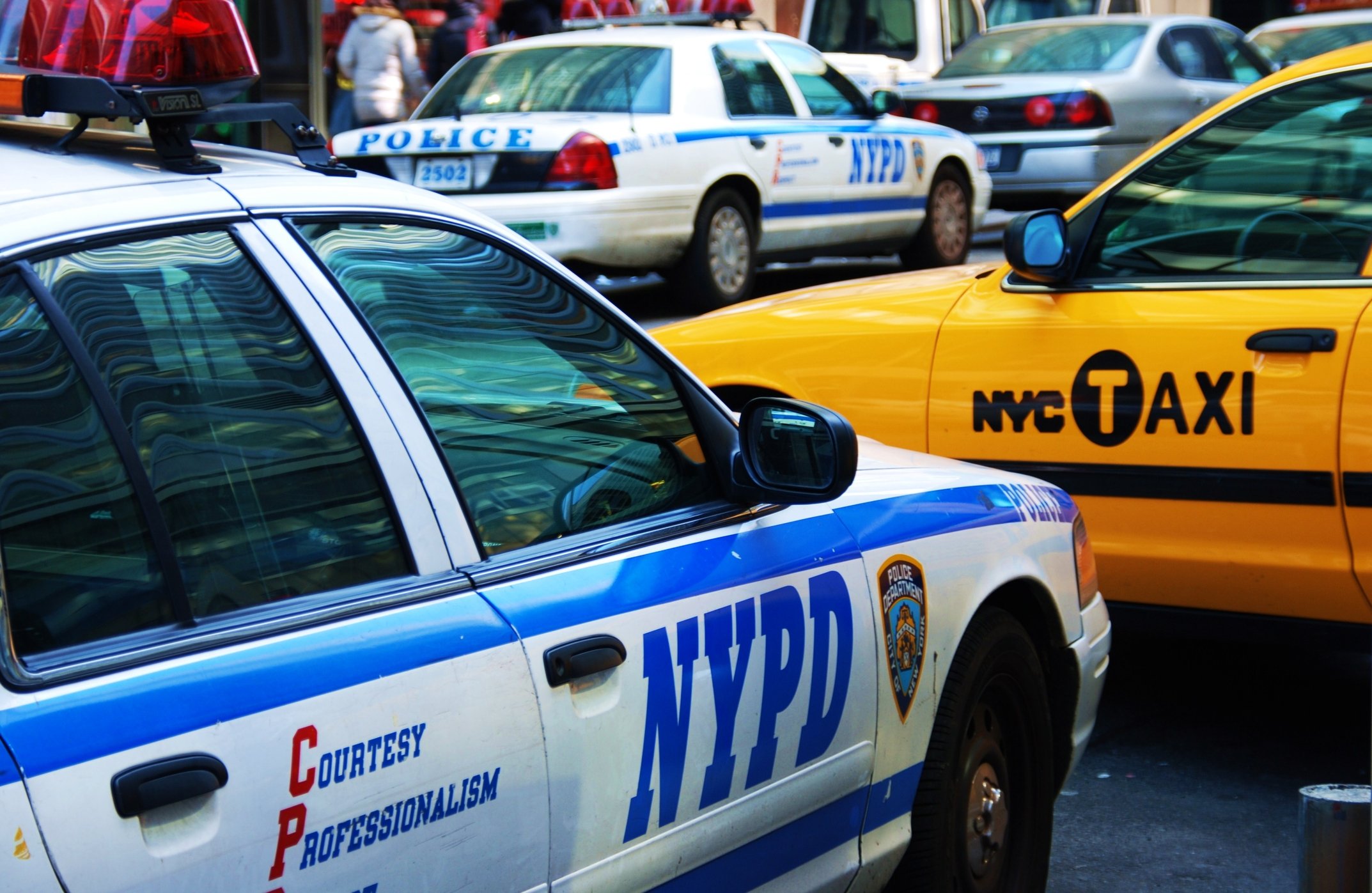 NYPD continuing search for suspect who robbed cab driver at gunpoint