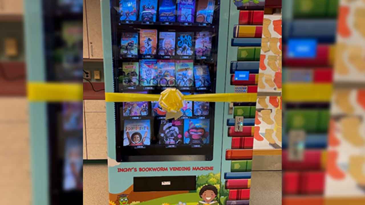 New Jersey school unveils book vending machine