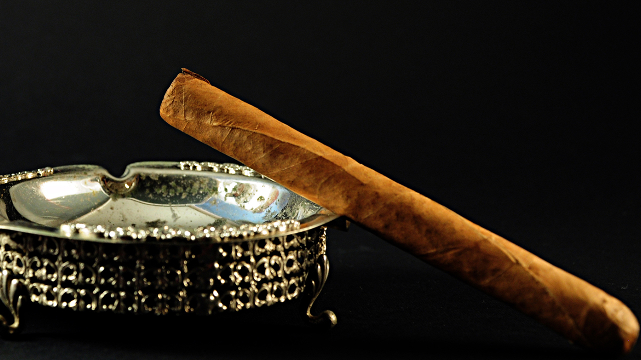 Traveling cigar lounge lights up at the Jersey Shore