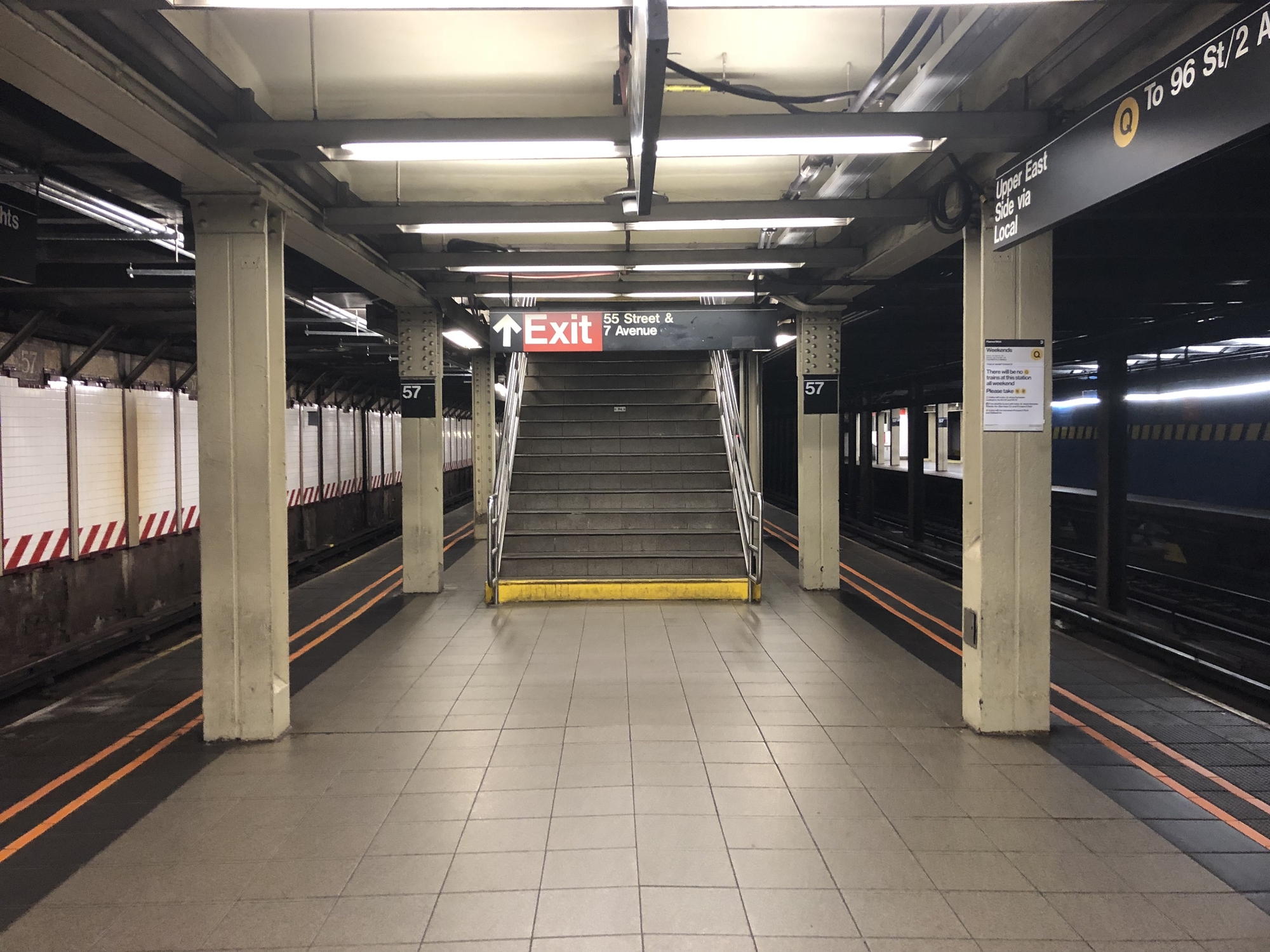 Couple sought in attack at Queens subway station