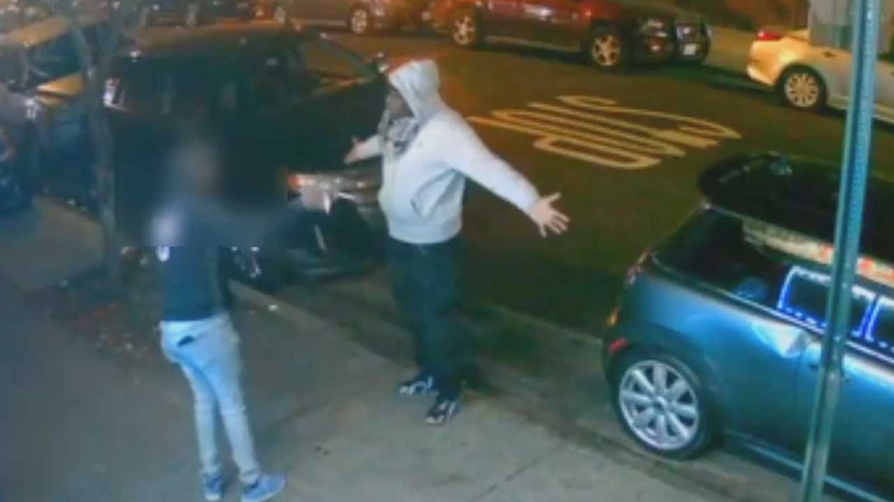 NYPD searching for suspect in Bronx robbery slashing