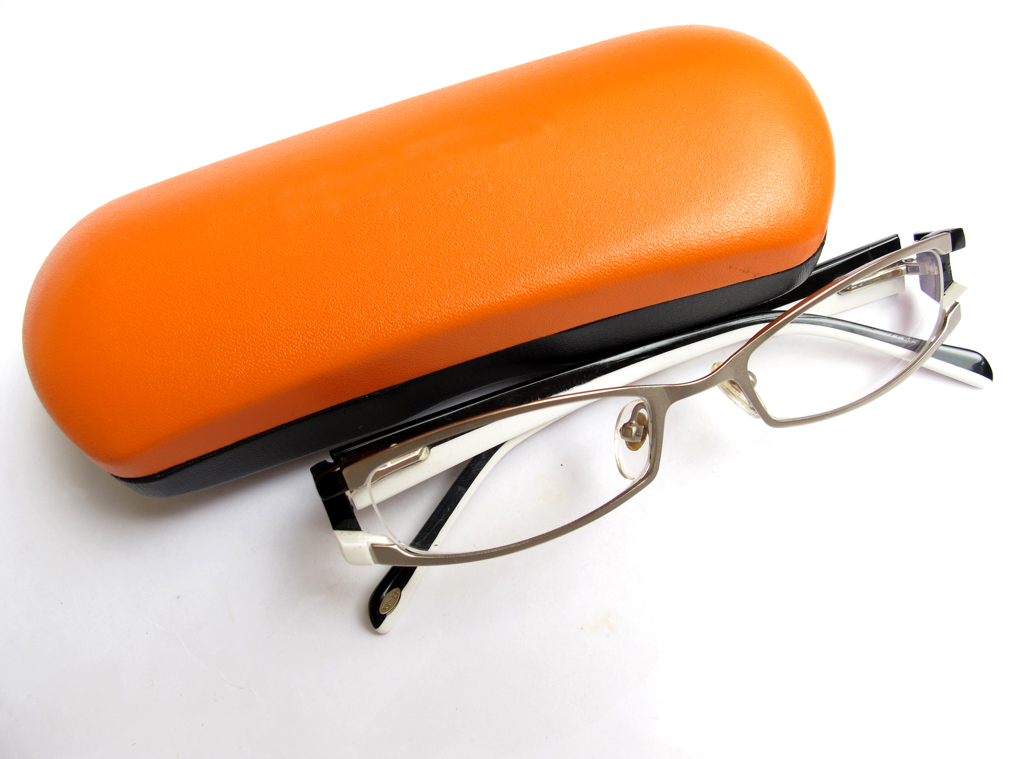 D.C. Police Searching For Suspects Who Stole $140,000 Worth Of Designer Eyeglasses