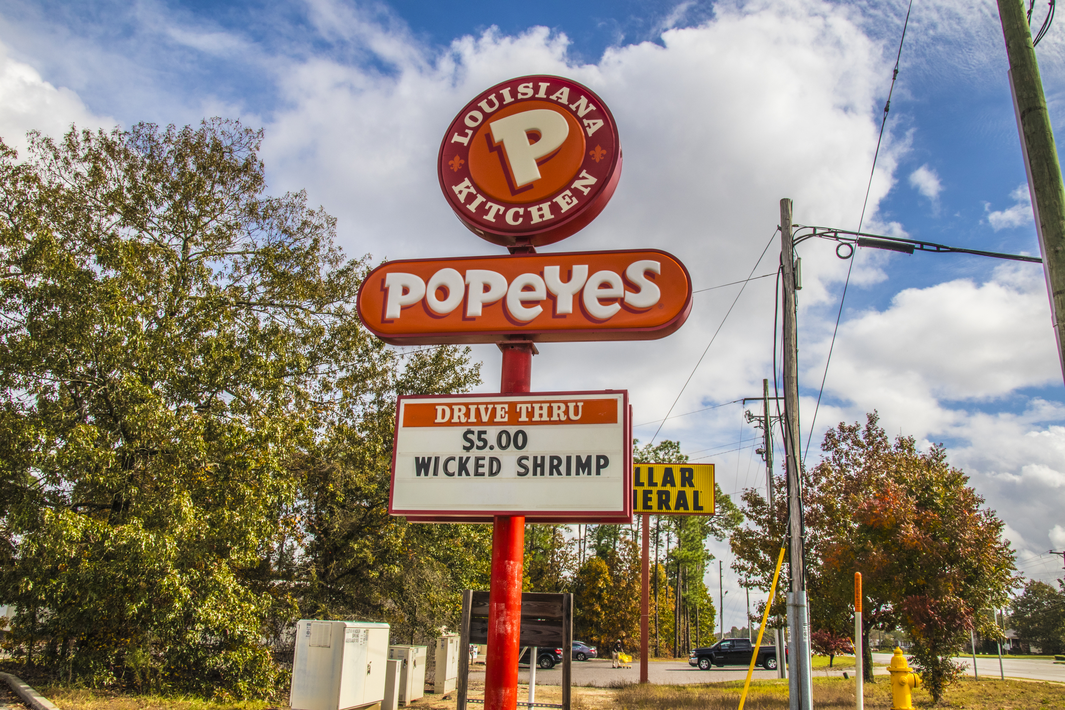Suspect points gun at mother, 9-year-old daughter during argument at Popeyes