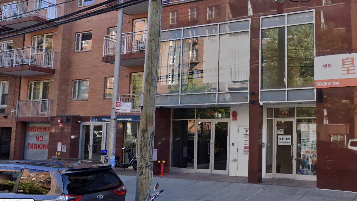 Gunmen shoot their way through front door during Queens robbery