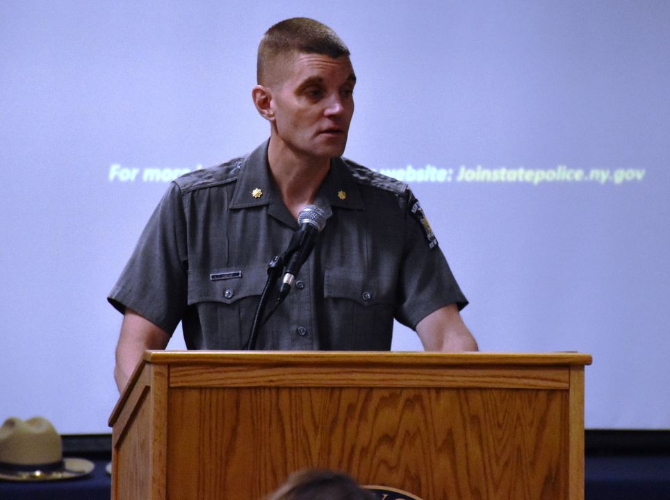 New York police host meeting to build better ties with local communities