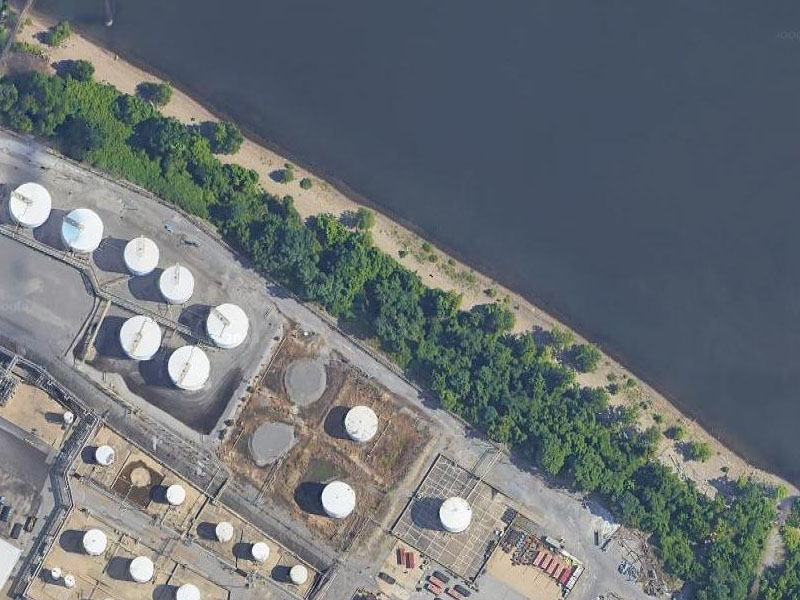 Police investigating after body washes up on banks of Ohio River