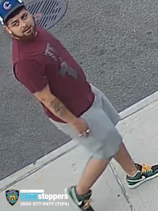 Detectives release photos of smash and grab thieves targeting Queens jewelry stores Detectives release photos of smash and grab thieves targeting Queens jewelry stores