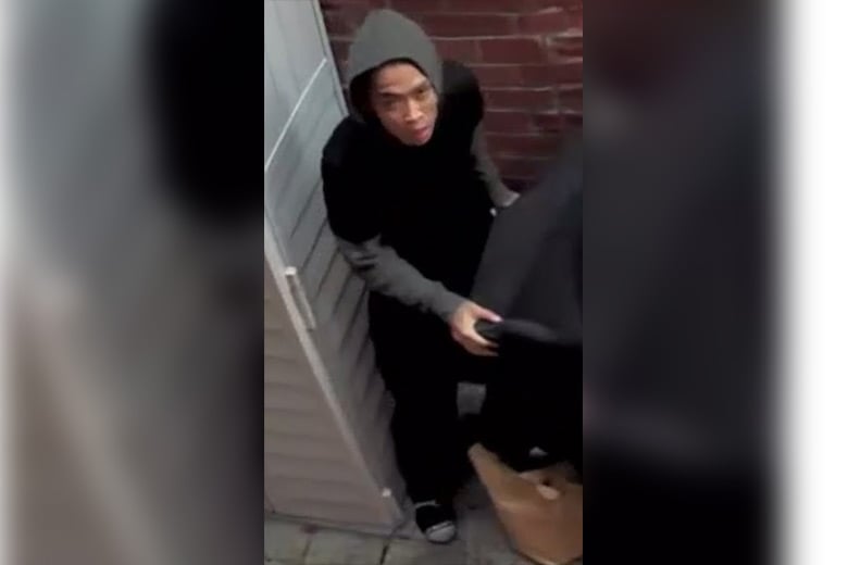 Philadelphia police seeking armed robbery suspect
