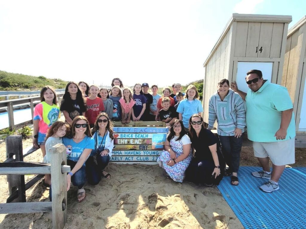 Mayor Crate joins community Unveiling new beach toy box for children