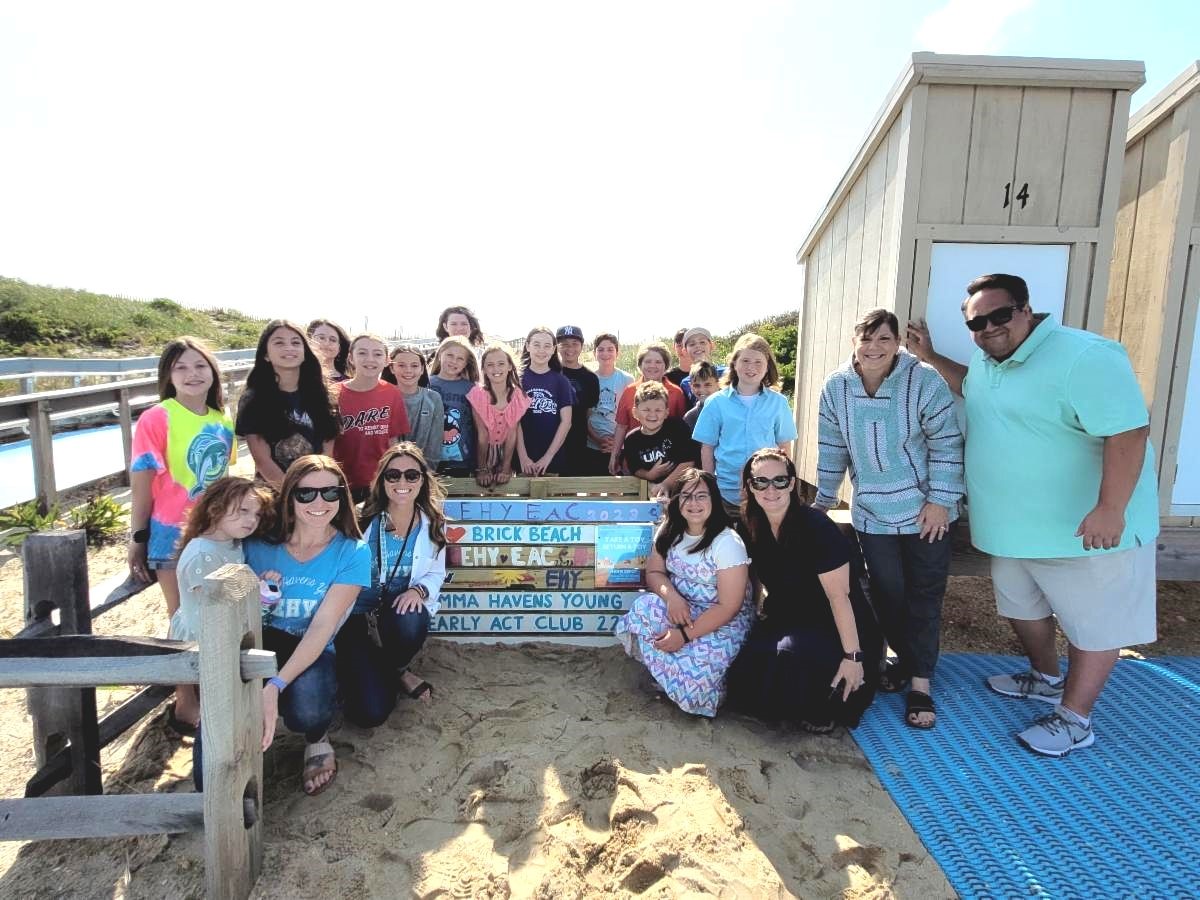 Mayor Crate joins community Unveiling new beach toy box for children