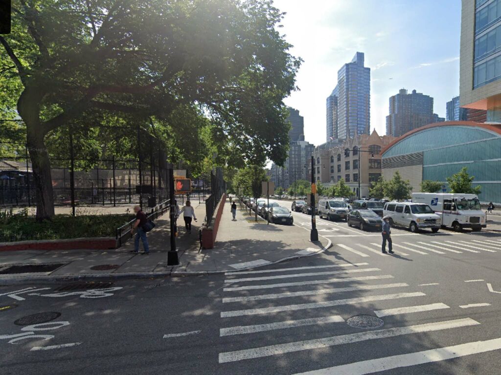 Woman stabbed while walking daughter in stroller in Downtown Brooklyn