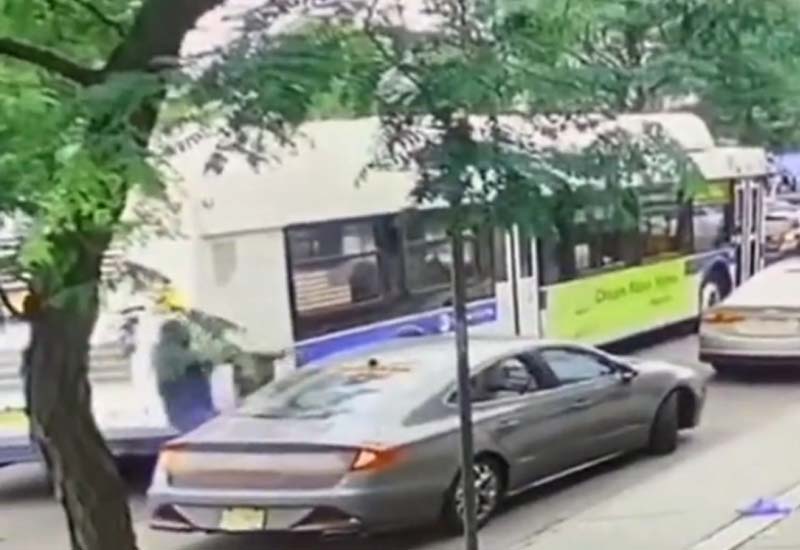 Video shows gunman firing on man and woman in car in Brooklyn