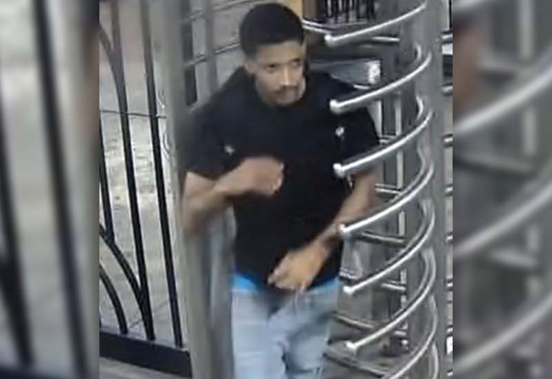 Woman choked and mugged waiting for subway train in Queens