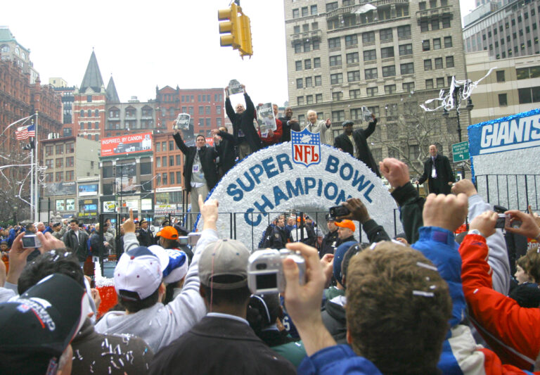 Fans cheer at former New York Giants Legends durring the 2008 Superbowl victory parade in New York, February 5, 2008.
