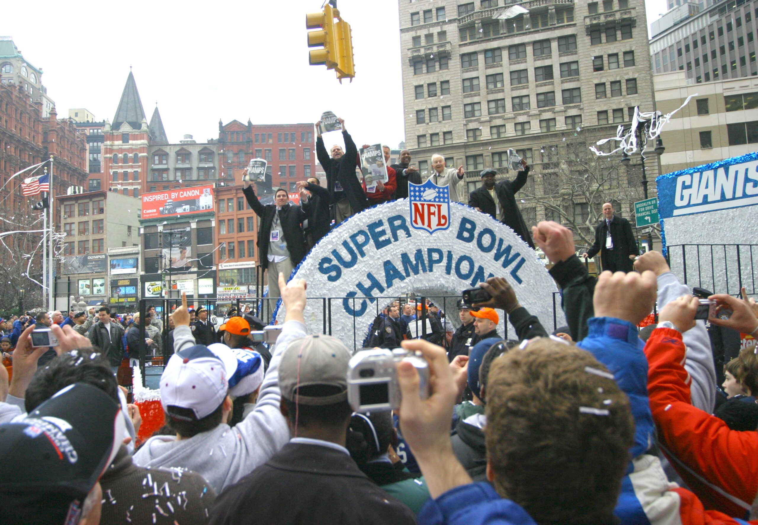 Fans cheer at former New York Giants Legends durring the 2008 Superbowl victory parade in New York, February 5, 2008.