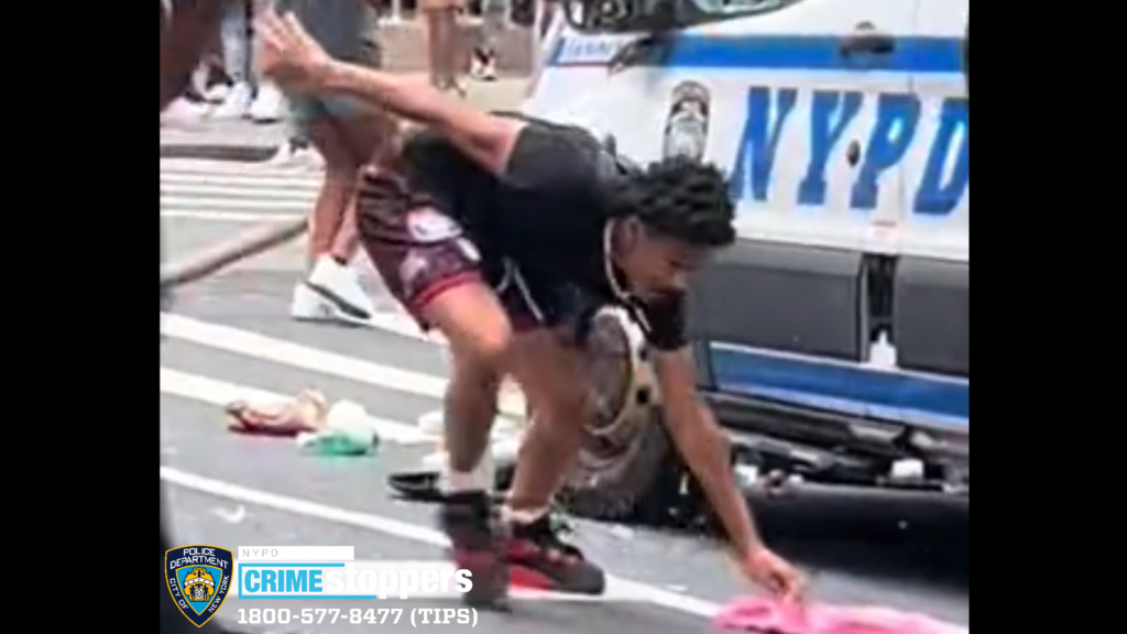 Police Seeks Suspects Who Damaged Cruisers at Gramercy Park Mob Scene Police Seeks Suspects Who Damaged Cruisers at Gramercy Park Mob Scene