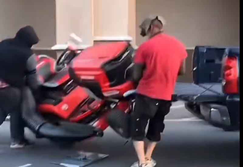 Brazen Thieves Caught on Video Stealing Ride-On Mower at Lowes