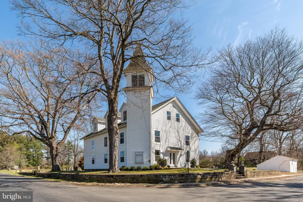 This New Jersey Home on the Market Comes Complete with its Own Cemetery This New Jersey Home on the Market Comes Complete with its Own Cemetery