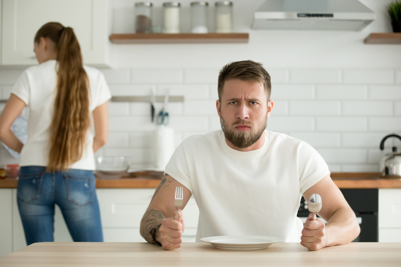 A recent study by Cookpad in conjunction with Gallup reveals a widening gap in the number of meals cooked by women compared to men, marking a shift in the trend of the past three years.