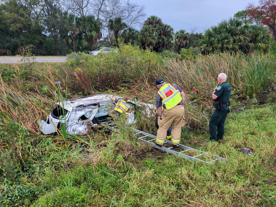 Deputies Rescue Family and Save Christmas After Car Submerged in Canal