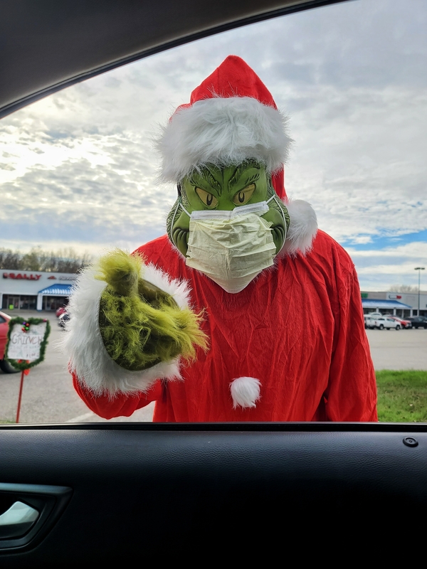 Dressed As The Grinch, Florida Officer Offers Speeders a Unique Choice: Citation or Onion